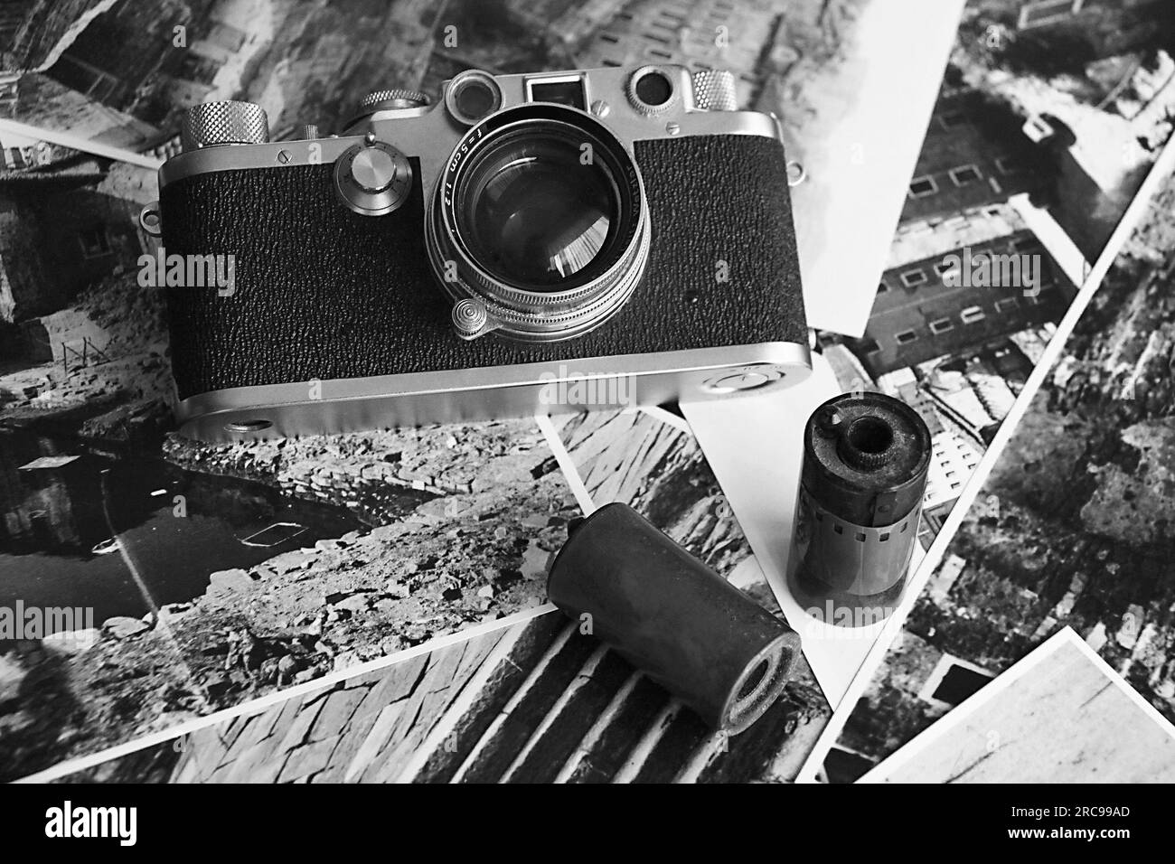 Caméra analogique antique années 1940 avec accessoires et 35 mm. film Banque D'Images