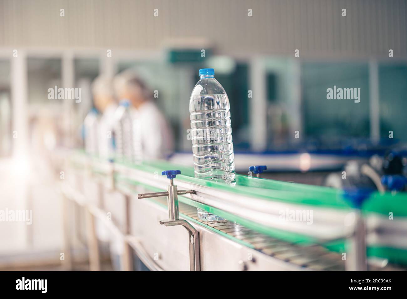 Eau potable propre embouteillée dans la nourriture et les boissons système d'osmose inverse chaîne de convoyeur de production d'usine d'hygiène Banque D'Images