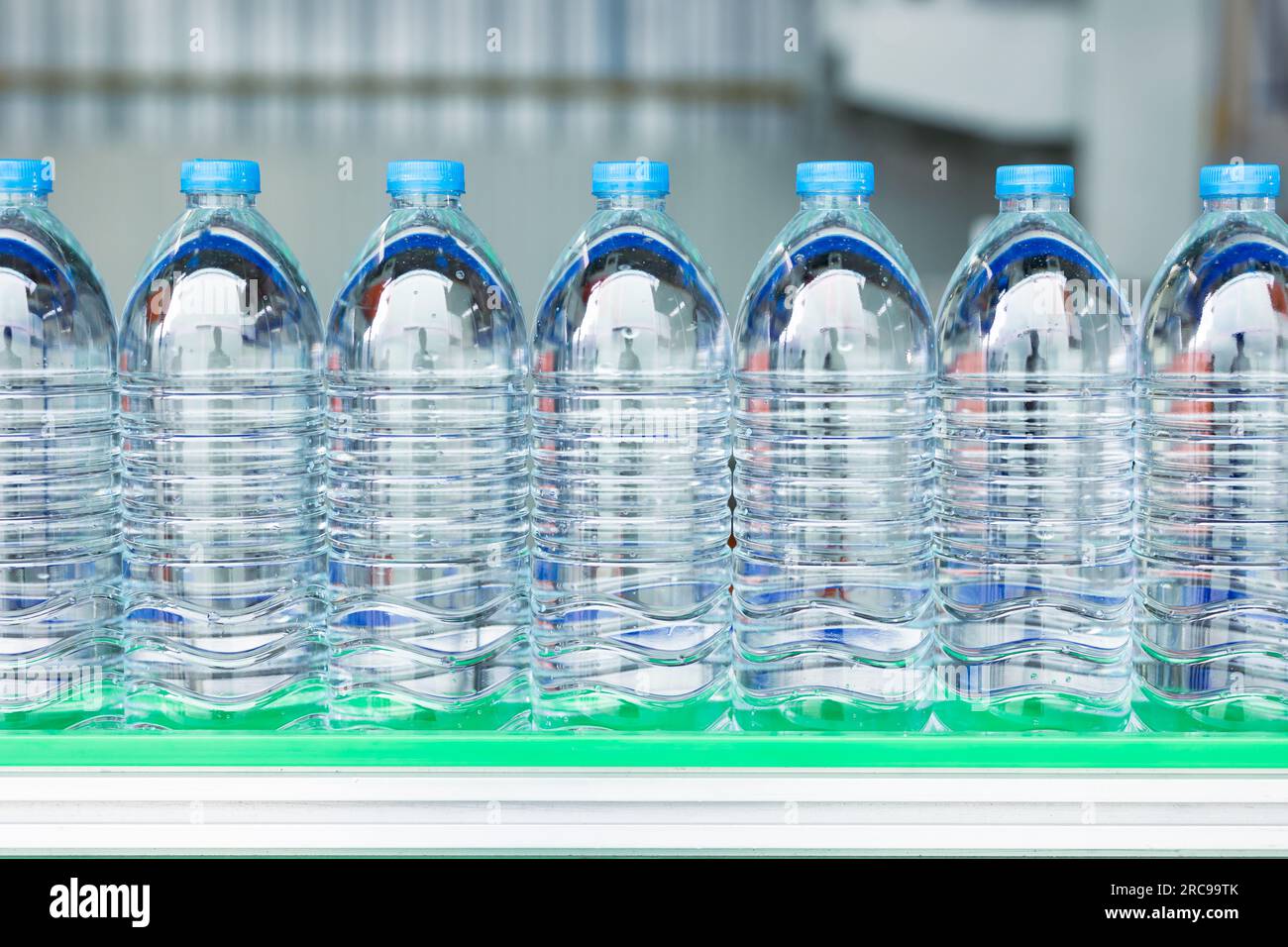 Eau potable propre embouteillée dans la nourriture et les boissons système d'osmose inverse chaîne de convoyeur de production d'usine d'hygiène Banque D'Images