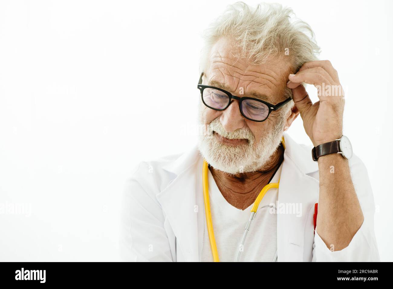 Médecin scientifique senior âgé stressant problème non résolu pensée gros plan sur fond blanc. Banque D'Images
