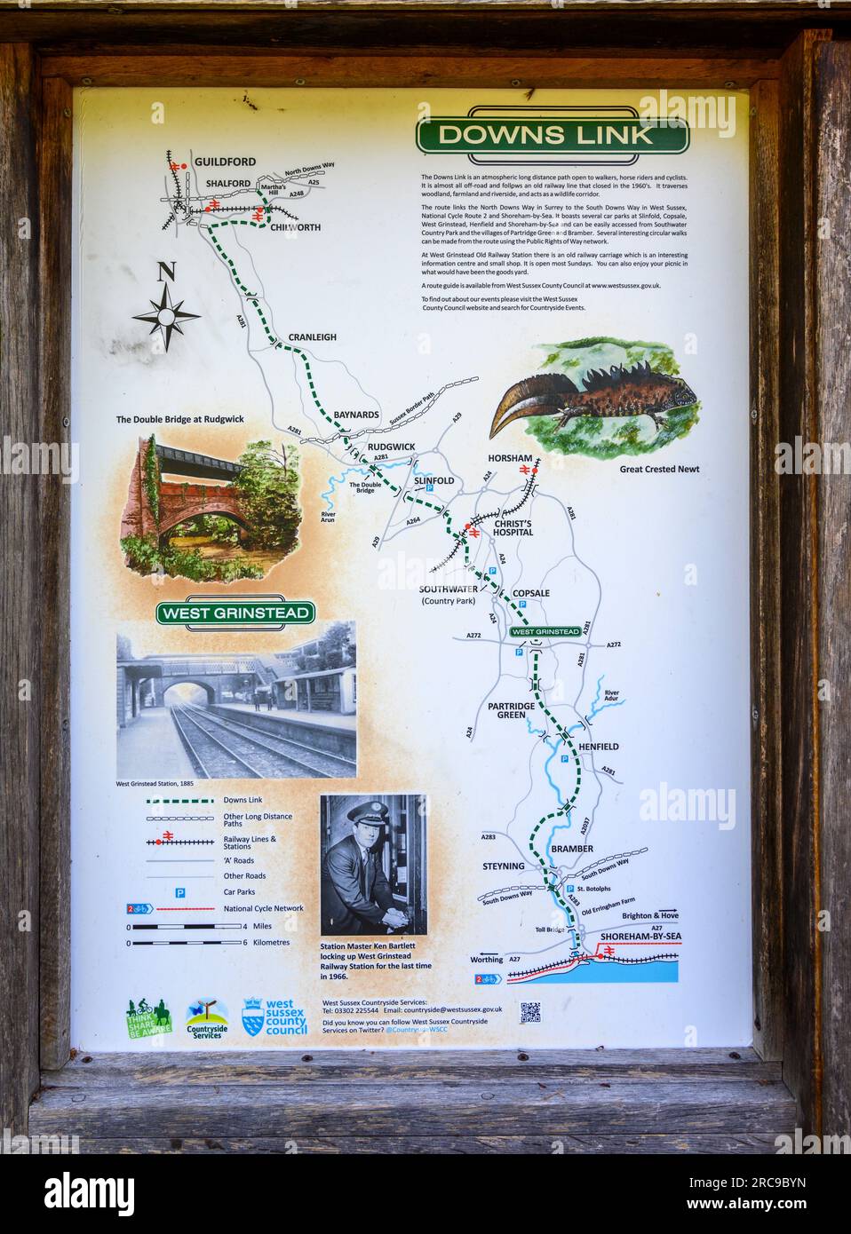 Une carte et une affiche d'information dans un cadre en bois placées à l'ancienne et défunte gare de West Grinstead sur le chemin Downs Link dans le West Sussex, en Angleterre. Banque D'Images