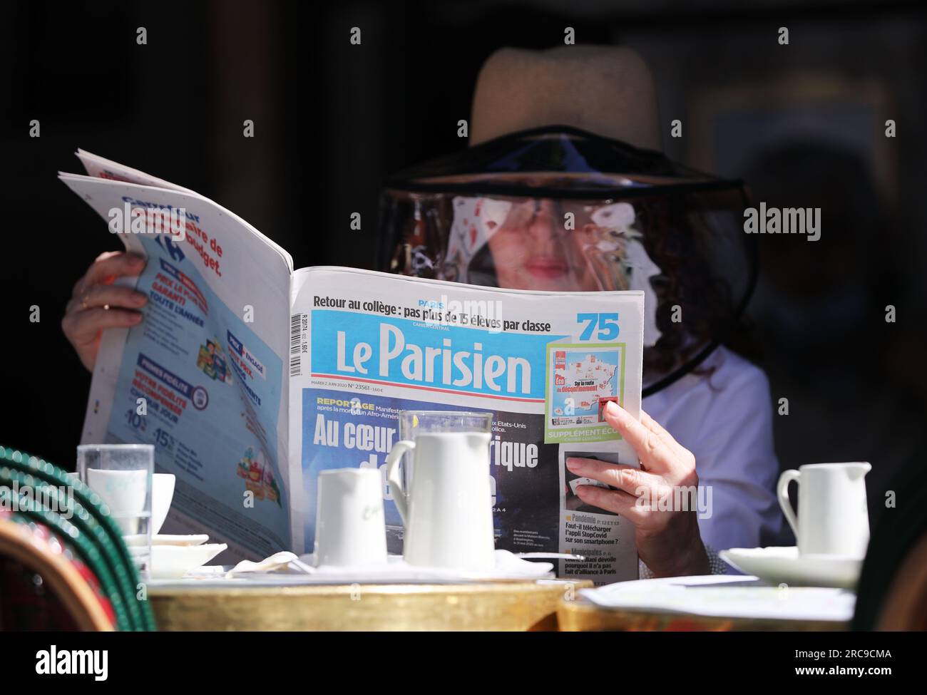 (230713) -- PARIS, 13 juillet 2023 (Xinhua) -- un client lit un journal dans un café au bord de la Seine à Paris, France, le 2 juin 2023. La Seine, deuxième plus grande rivière de France, serpente au cœur de Paris. S'écoulant d'ouest en est, il divise la ville en deux : la « rive gauche » et la « rive droite ». La rive gauche est définie par une ambiance artistique, ornée de cafés, théâtres et librairies, créant un havre pour le cercle littéraire et un paradis culturel. D’autre part, la rive droite abrite des monuments prestigieux tels que le Louvre, l’ancien palais royal et l’Ely Banque D'Images