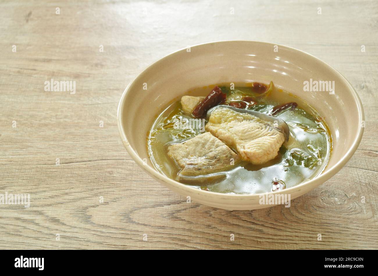 Poisson-chat géant Maekong bouilli épicé avec de l'herbe et du piment tom yum soupe sur un bol Banque D'Images