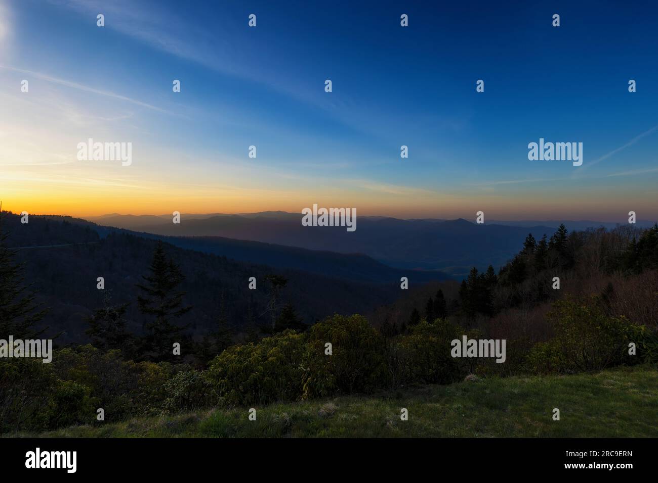 Sunrise Blue Ridge Mountains vue sur le paysage depuis Waterrock Knob Overlook. Banque D'Images