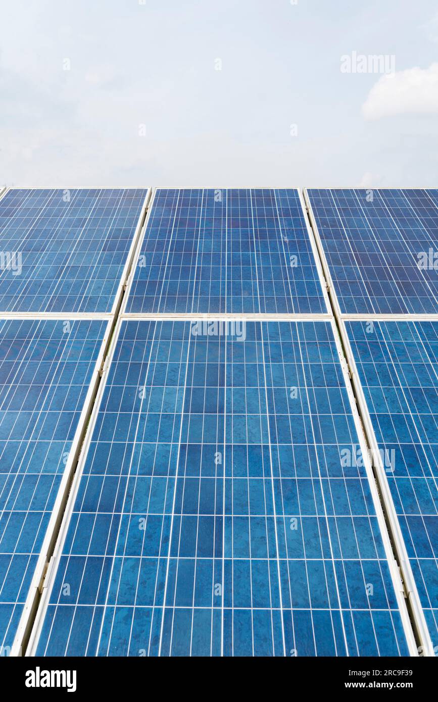 Une banque de grands panneaux solaires dans le cadre d'une ferme solaire sur des terres agricoles dans le Gloucestershire, en Angleterre Banque D'Images