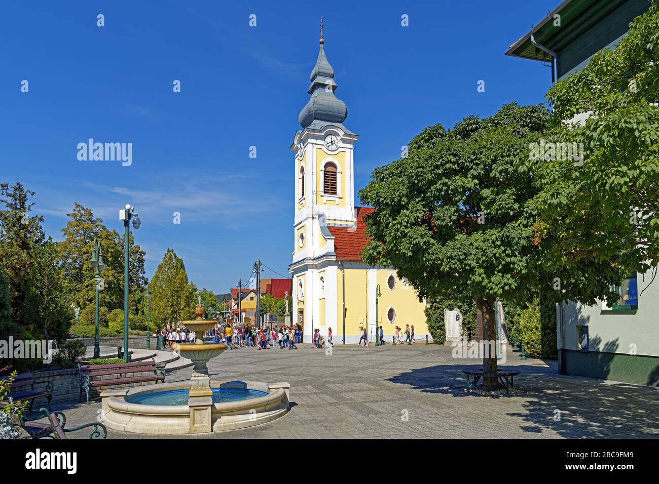 Grundschule, Általános Iskol, Kirche, Szüz Maria az Isteni Gondviselés Anyja Templom, Springbrunnen Banque D'Images