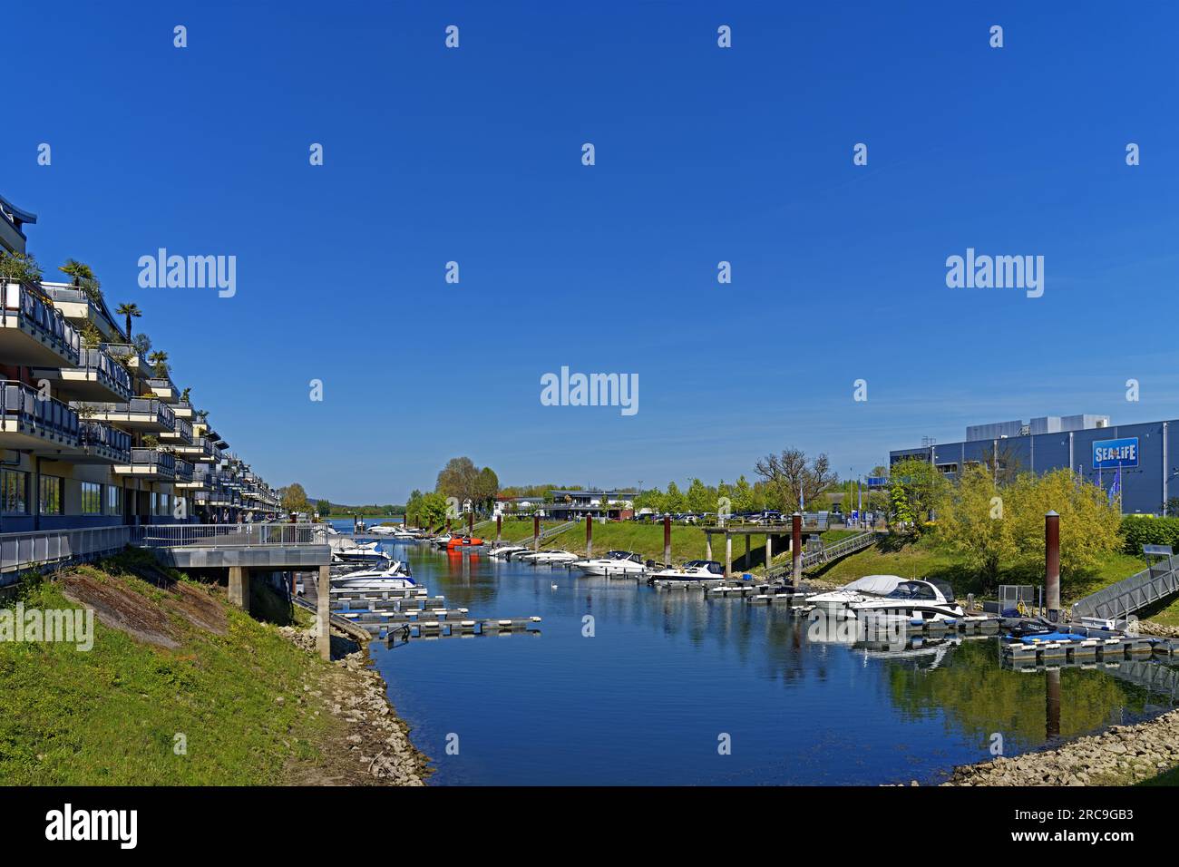 Schum-Stadt, Sportboothafen, Gebäude, Hafenbecken, Boote, Aquarium, vie marine Banque D'Images