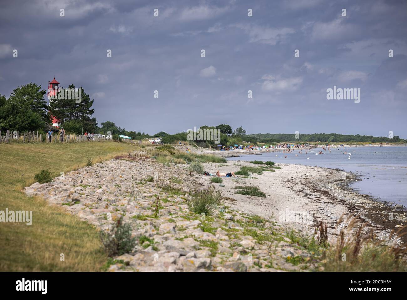 Blick vom Gammeldamm in Pommerby auf den sommerlichen Strand von Falshöft - zahlreiche Menschen tummeln sich dort und erfrischen sich in der Ostsee. E Banque D'Images