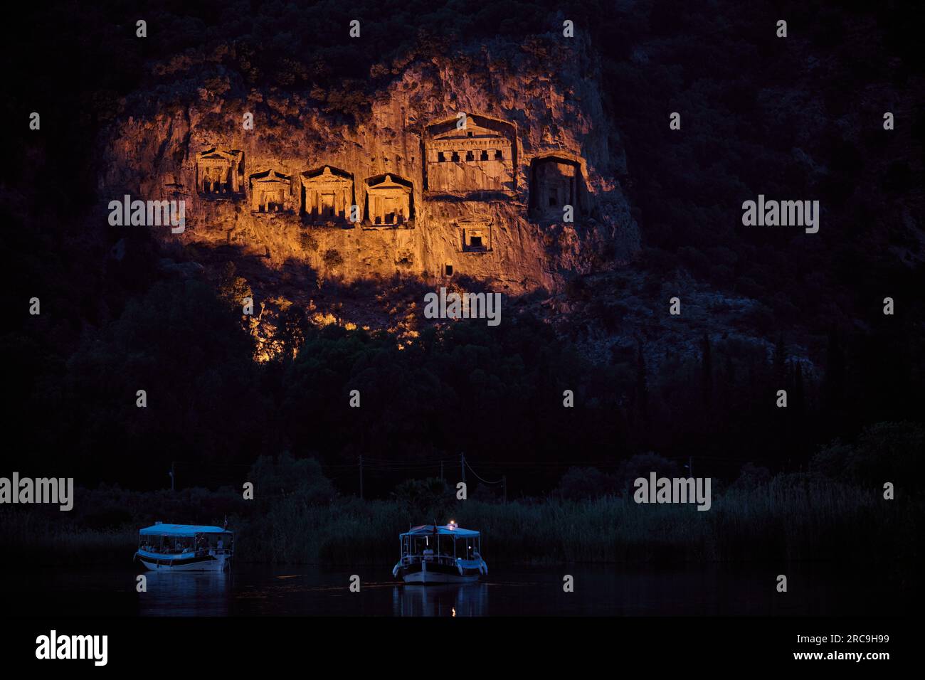 Nachtaufnahme der beleuchteten Lykische Felsengraeber in einer Felswand von Dalyan, Tuerkei |cliché de nuit de tombes rocheuses lyciennes illuminées dans un rocher Banque D'Images