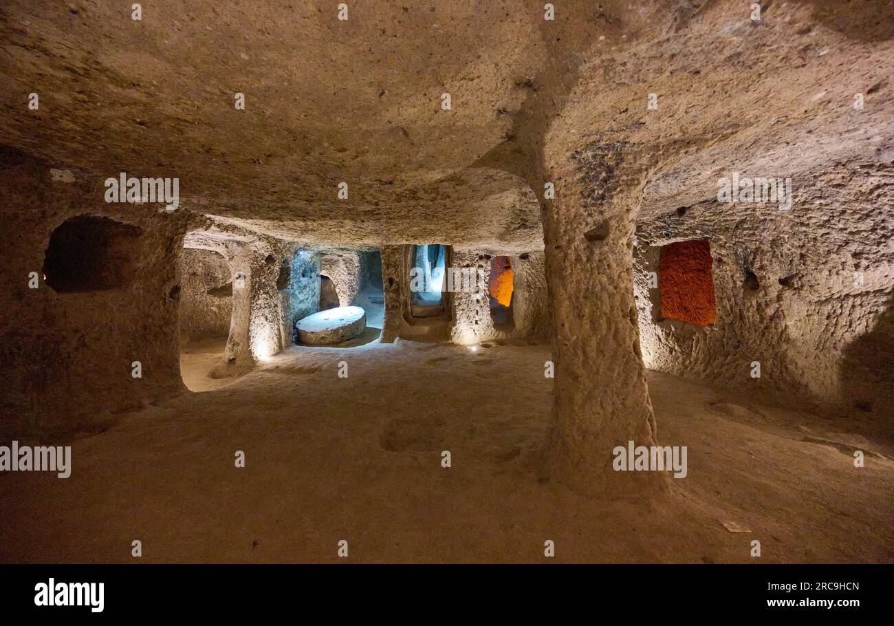 enge Gaenge und niedrige Raeume in unterirdische Stadt Kaymakli, Kaymakli Underground City, UNESCO Weltkulturerbe, Kappadokien, Anatolien, Tuerkei Banque D'Images