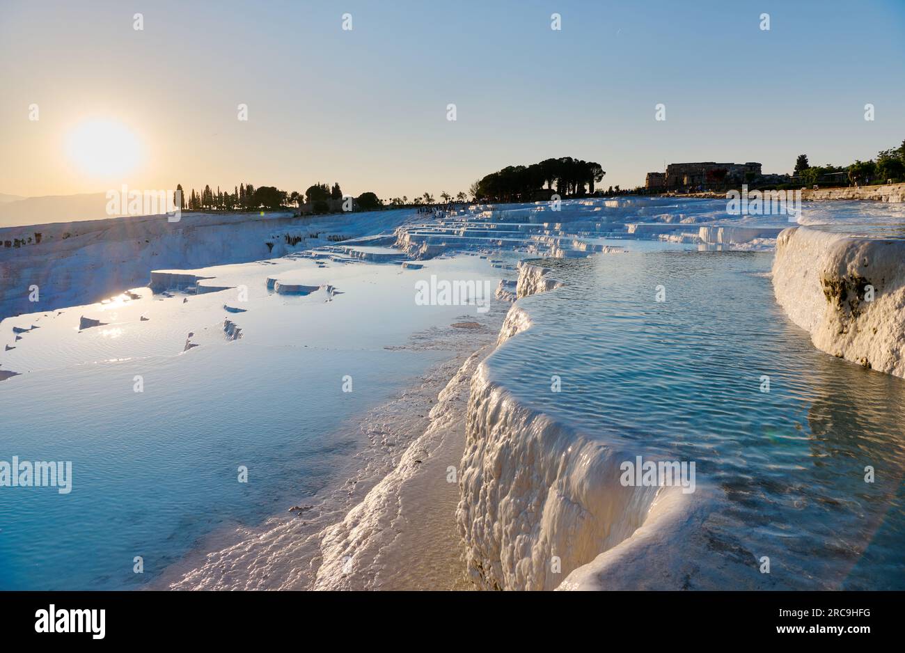 Sonnenuntergang hinter Kalksinterterrassen von Pamukkale, Denizli, Tuerkei |coucher de soleil derrière les terrasses de travertin de Pamukkale, Denizli, Turquie| Banque D'Images