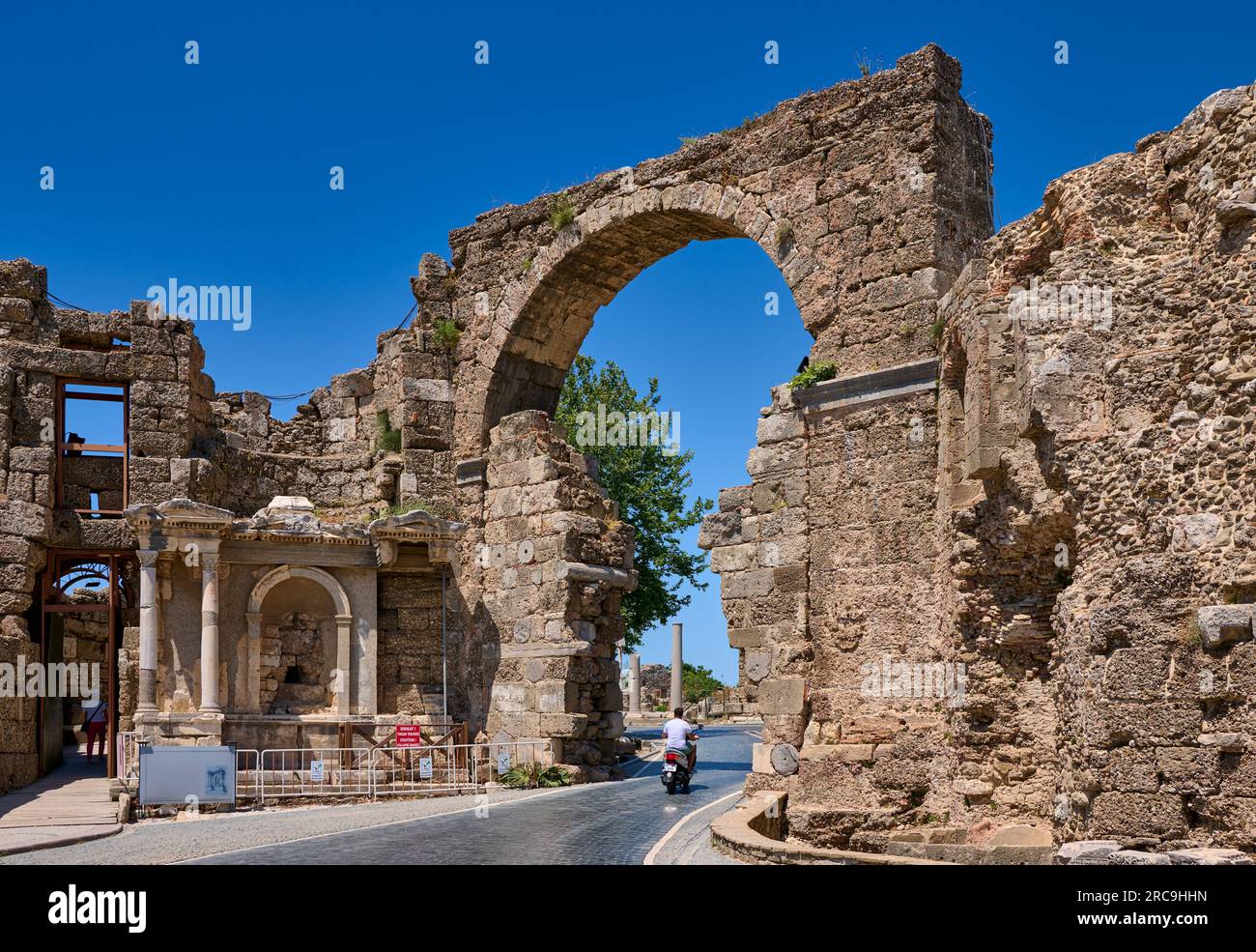 Der Bogen des Inneren tores mit Vespasien Brunnen in Ruinen der roemischen Stadt Side, Antalya, Türkei |l'Arc de la porte intérieure avec Vespasien F. Banque D'Images