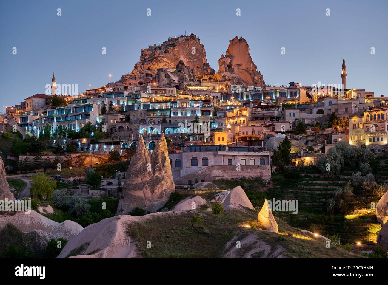 Daemmerungsaufnahme des durchloecherten Burgfelsen von Uçhisar, Göreme, Kappadokien, Anatolien, Tuerkei |Château d'uchisar, Photo crépusculaire de la perf Banque D'Images