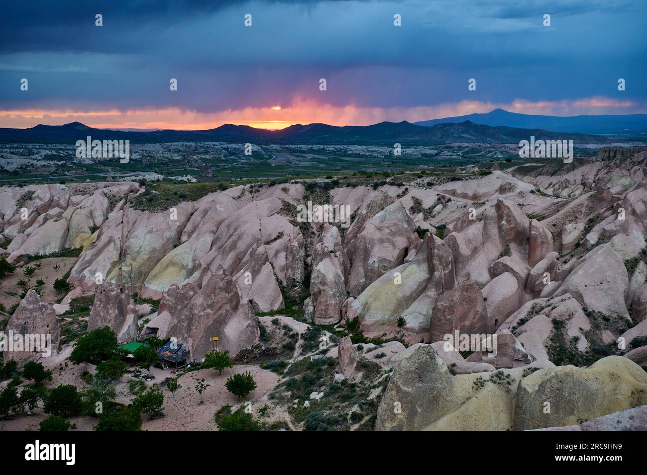 Sonnenuntergang ueber dem roten Tal, Göreme, Kappadokien, Anatolien, Tuerkei |coucher de soleil sur la Vallée Rouge, Goreme, Cappadoce, Anatolie, Turquie| Banque D'Images