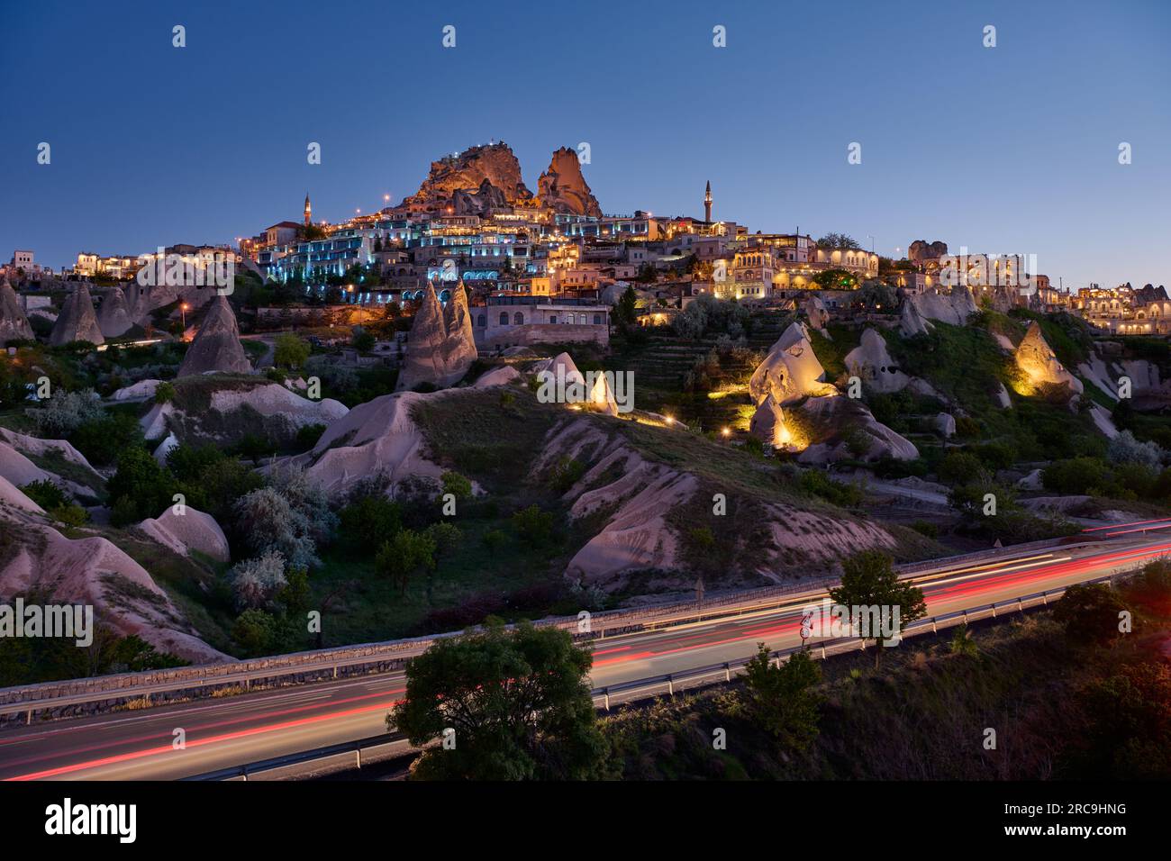 Daemmerungsaufnahme des durchloecherten Burgfelsen von Uçhisar, Göreme, Kappadokien, Anatolien, Tuerkei |Château d'uchisar, Photo crépusculaire de la perf Banque D'Images