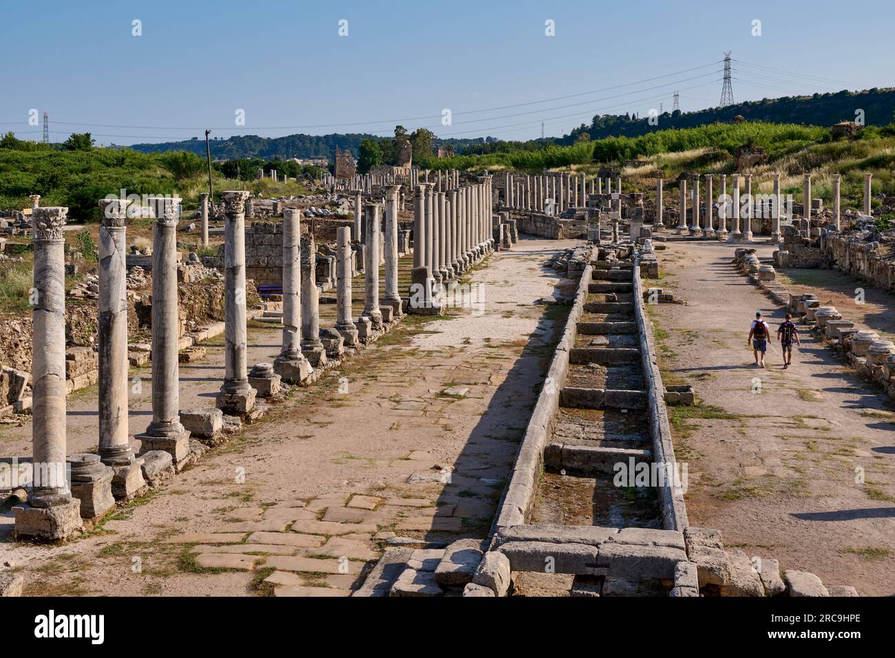 Saeulen der Kolonnadenstrasse à Ruinen der roemischen Stadt Perge, Antalya, Türkei |Collumned main Street, colonnes de colonnades rues ruines de Banque D'Images