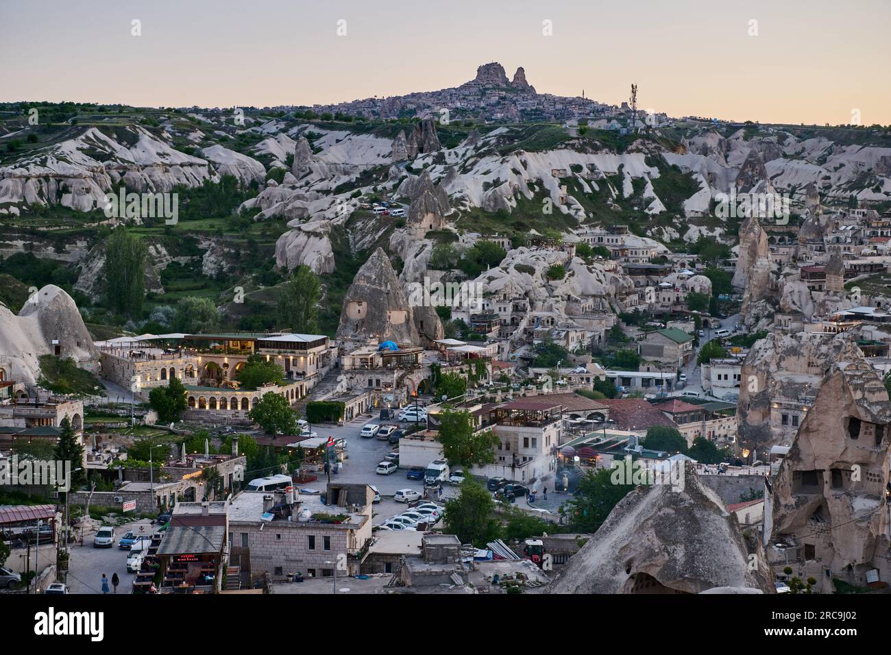 DAS Dorf Göreme nach Sonnenuntergang von oben, Kappadokien, Anatolien, Tuerkei |Village de Göreme après le coucher du soleil vu de dessus, Cappadocia, Anatolie Banque D'Images