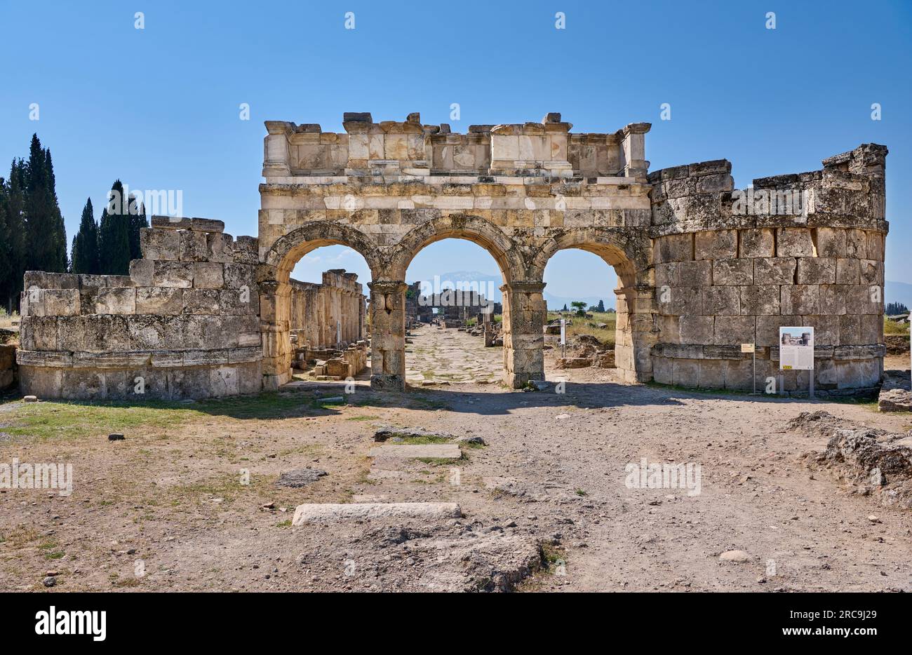 Frontinus-Tor oder Nordtor im grieschieschen Hiérapolis Pamukkale site archéologique, Pamukkale, Denizli, Tuerkei |porte Frontinus ou porte nord i Banque D'Images