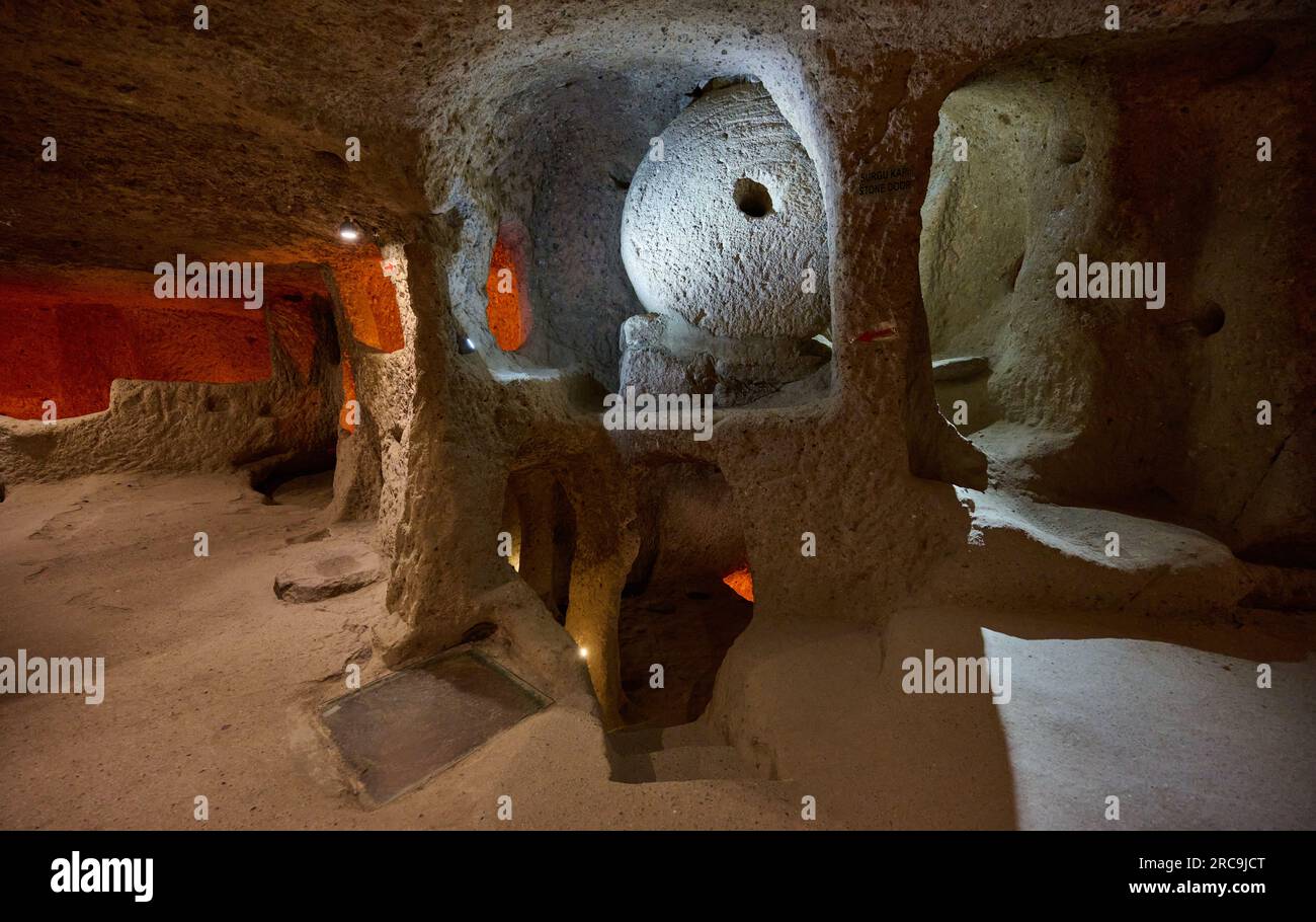 enge Gaenge und niedrige Raeume in unterirdische Stadt Kaymakli, Kaymakli Underground City, UNESCO Weltkulturerbe, Kappadokien, Anatolien, Tuerkei Banque D'Images