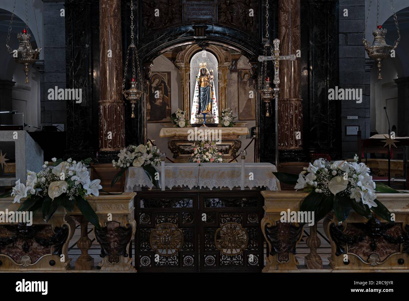 La statue de la Vierge Noire à l'intérieur du sanctuaire marial Banque D'Images