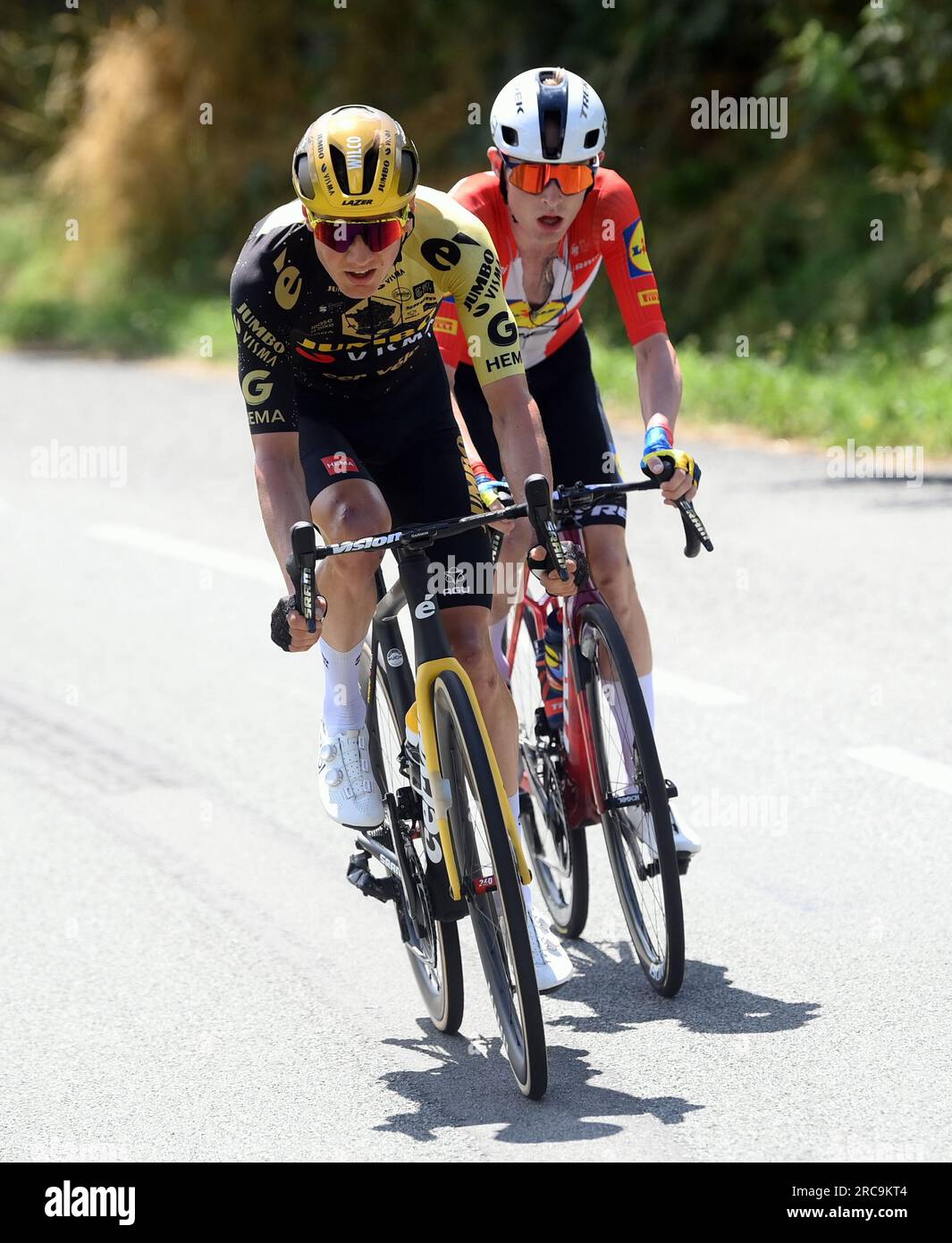 Belleville en Beaujolais, France. 13 juillet 2023. Le néerlandais Wilco Kelderman de Jumbo-Visma et le danois Mattias Jensen Skjelmose de Lidl-Trek photographiés en action lors de la 12e étape du Tour de France, de Roanne à Belleville-en-Beaujolais (168, 8 km), France, jeudi 13 juillet 2023. Le Tour de France de cette année aura lieu du 01 au 23 juillet 2023. BELGA PHOTO ALEX BROADWAY crédit : Belga News Agency/Alamy Live News Banque D'Images