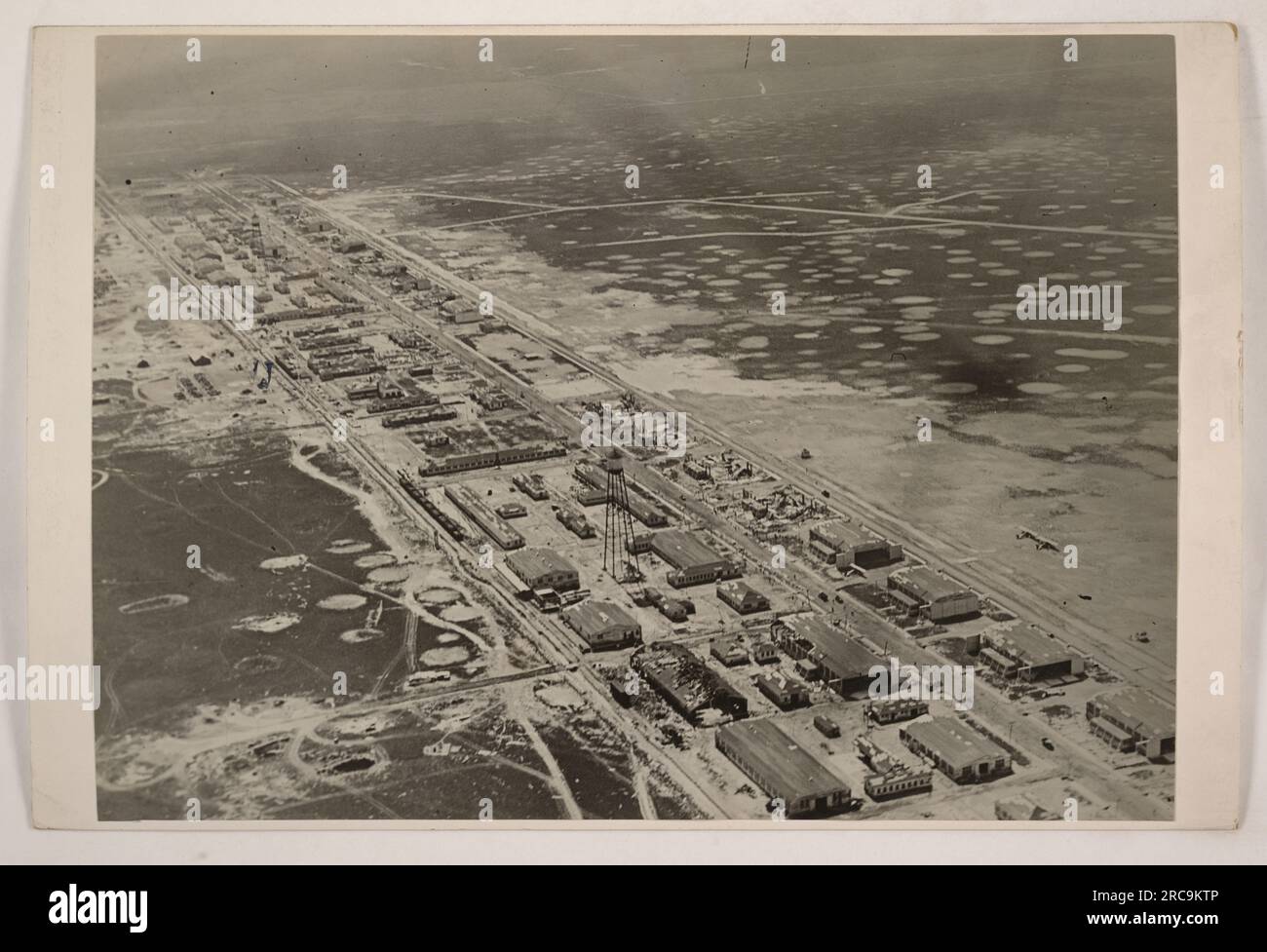 Une vue aérienne de Gerstner Field à Lake Charles, Louisiane, prise à 600 pieds. L'image montre les conséquences d'un ouragan qui s'est produit le 6 août 1918. Le champ semble endommagé et peut-être inondé en raison de l'impact de la tempête. Banque D'Images