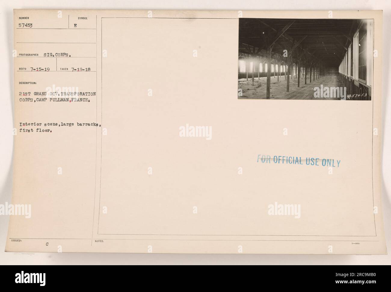 Vue intérieure d'une grande caserne au premier étage du Camp Pullman en France, prise le 18 juillet 1918. La caserne appartient au corps de transport de la 21e Grande Division. La photographie, étiquetée avec le numéro 57453, a été prise par un photographe du signal corps avec le symbole 213T. L'image est destinée à un usage officiel uniquement. Banque D'Images