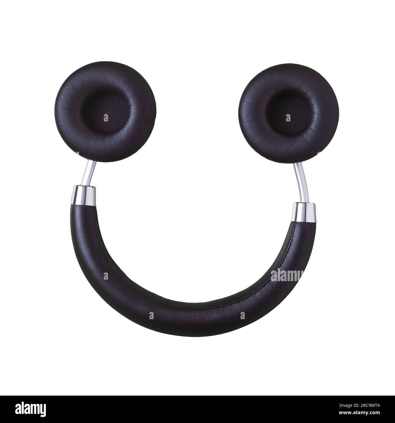une paire d'écouteurs sans fil pleine taille à l'envers sur un fond blanc, ressemblant à un visage souriant Banque D'Images