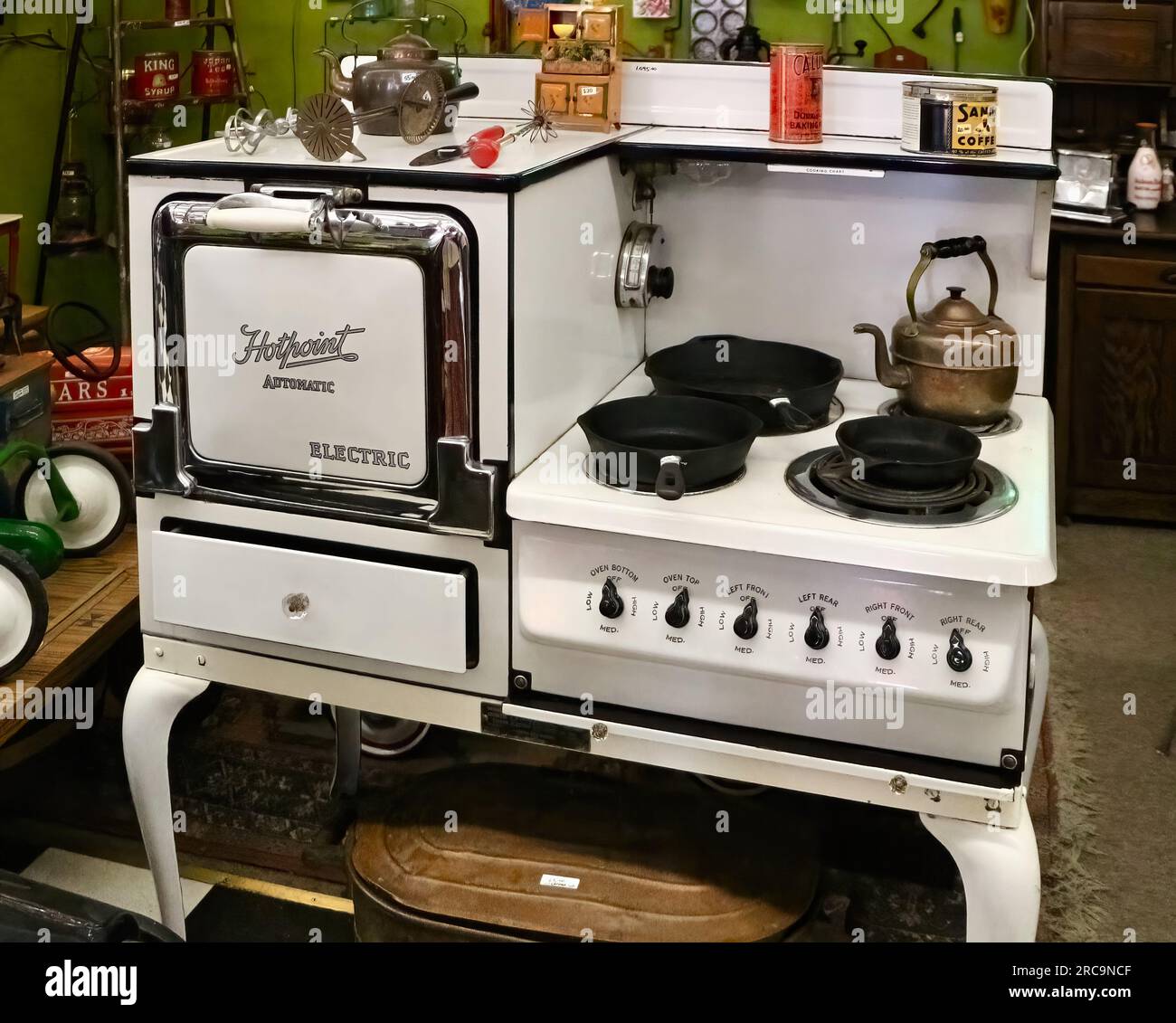 Photo d'un four électrique émaillé blanc Hotpoint des années 1920 et cuisinière à vendre dans un magasin d'antiquités à Snohomish Washington State USA Banque D'Images