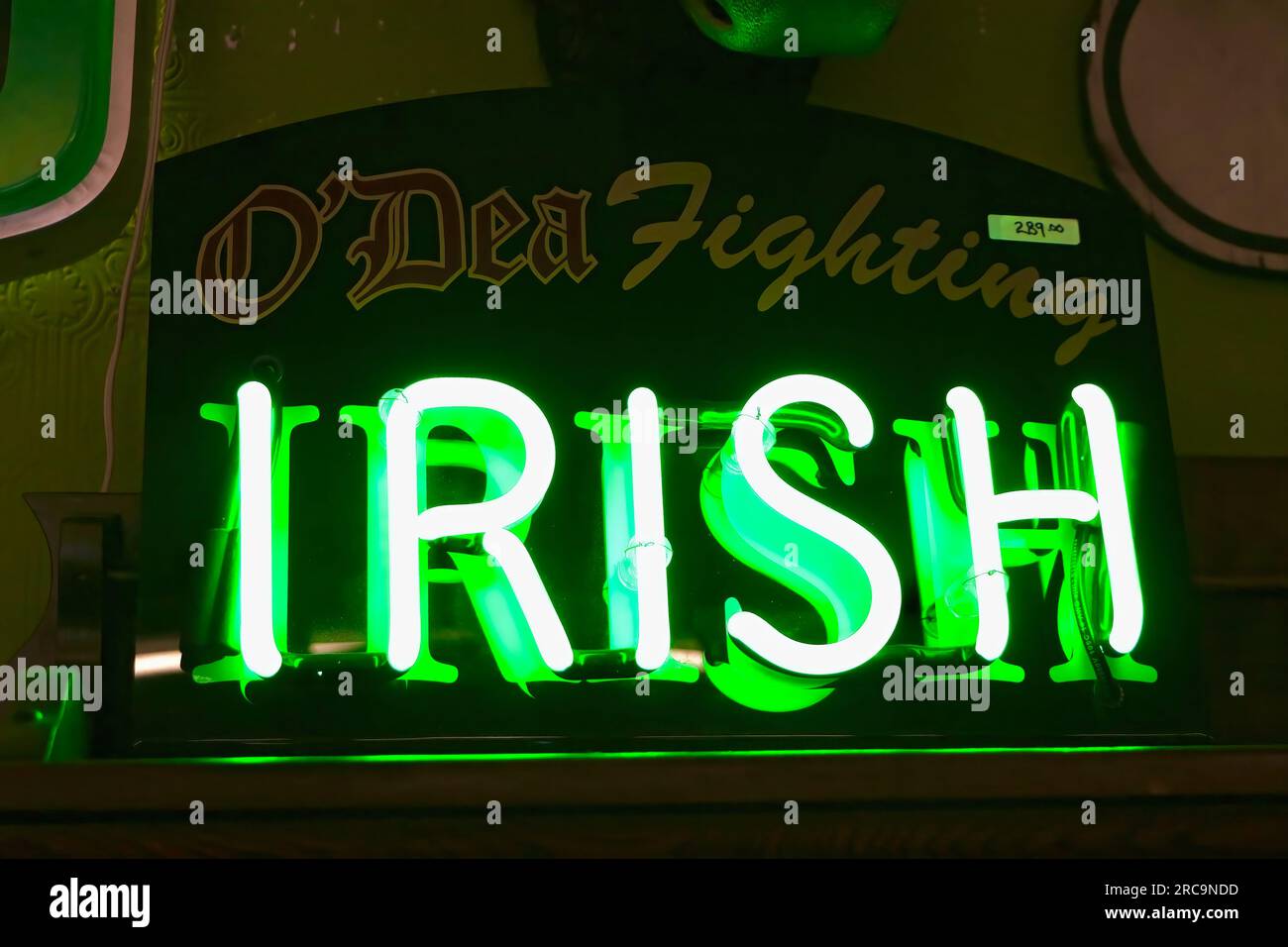 Photo d'une enseigne au néon pour le nom de l'équipe du lycée O'Dea O'Dea Fighting Irish à vendre dans un magasin d'antiquités Snohomish Washington State USA Banque D'Images