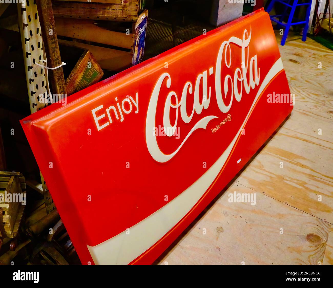 Photo d'un grand métal Enjoy Coca-Cola signe dans un magasin d'antiquités Snohomish Washington State USA Banque D'Images