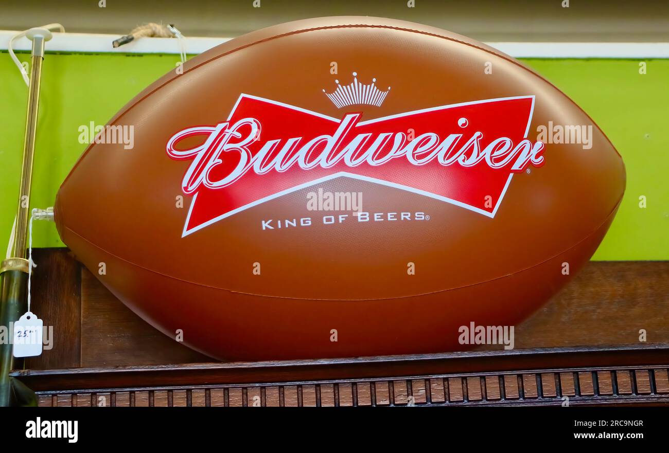 Photo d'un football américain promotionnel pour Budweiser King of Beer à vendre dans un magasin d'antiquités Snohomish Washington State USA Banque D'Images