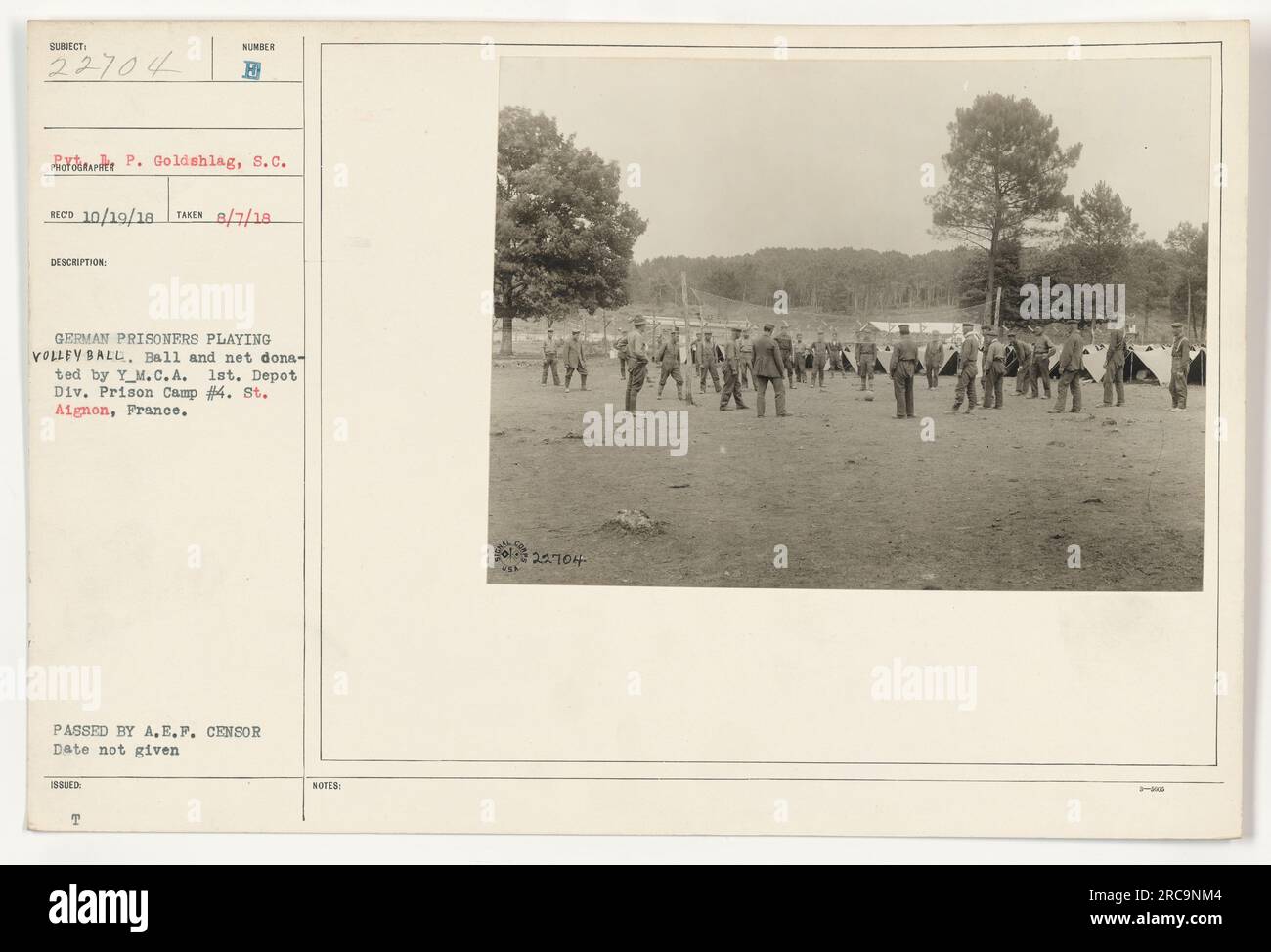 Prisonniers de guerre allemands au Camp #4 à St. Aignon, France, jouant au volleyball avec un ballon et un filet donnés par le YMCA. La photographie a été prise le 7 août 1918 par le soldat P. Goldshlag et a été transmise par le censeur de l'A.E.P. Les informations supplémentaires sur la date et les autres notes ne sont pas disponibles. Banque D'Images