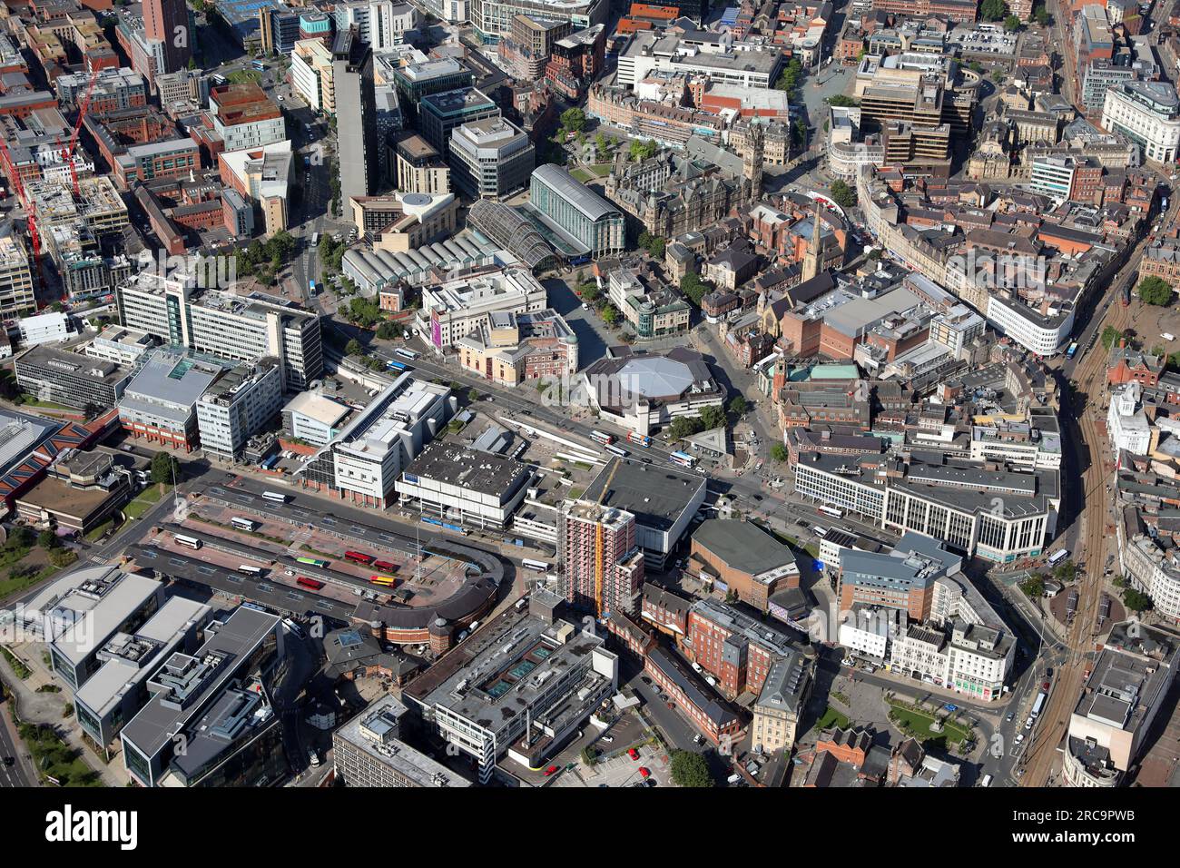 Vue aérienne du centre-ville de Sheffield en regardant à travers Arundel Gate jusqu'à Norfolk Street avec le Crucible Theatre Prominent, S Yorkshire Banque D'Images