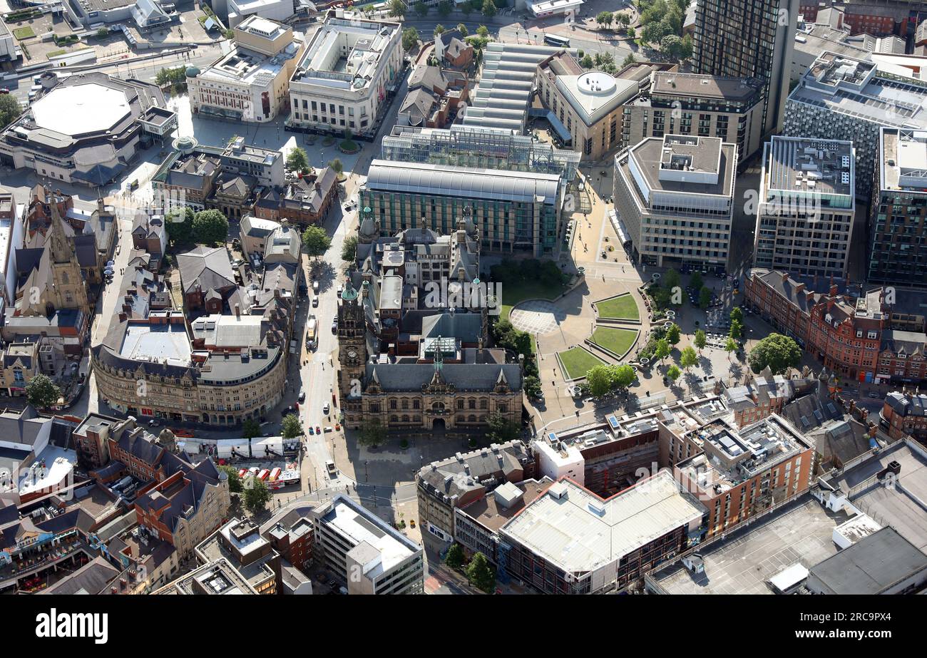 Vue aérienne regardant Surrey Street de l'hôtel de ville de Sheffield, les jardins de la paix et le jardin d'hiver (bâtiment de verre en arrière-plan), Sheffield, S Yorkshire Banque D'Images