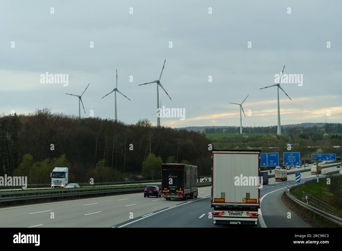 Dresde, Allemagne - 24 avril 2023 : 4e autoroute allemande A6 près de Dresde, près des éoliennes. Banque D'Images