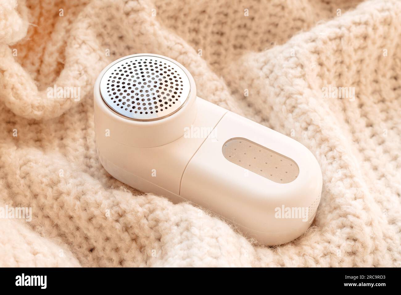 Rasoir moderne en tissu blanc et pull en laine léger, gros plan Banque D'Images