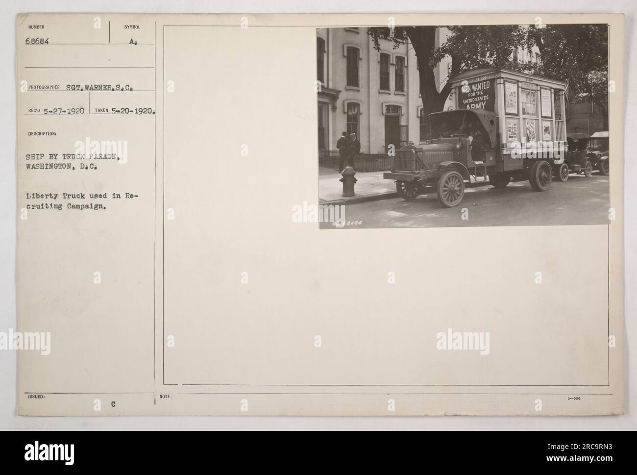 Un convoi de Liberty Trucks utilisé dans une campagne de recrutement est vu lors de la parade Ship by Truck à Washington, DC Cette photographie, prise par le sergent Warner S.C₁ le 20 mai 1920, montre l'un des camions portant le numéro 69684. Le symbole A₂ indique son usage militaire. Banque D'Images