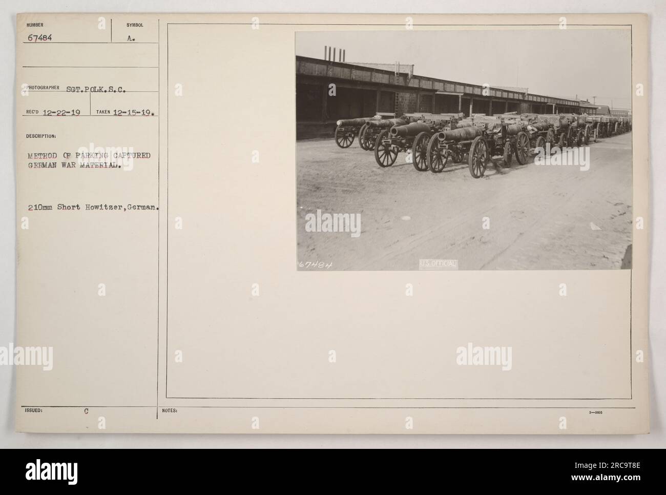 Un obusier allemand de 210 mm court (188UED) stationné comme matériel de guerre capturé. Cette méthode de stationnement a été utilisée pour le matériel de guerre allemand capturé pendant la première Guerre mondiale. La photographie a été prise le 15 décembre 1919 par un photographe officiel américain du signal corps en Pologne. Banque D'Images