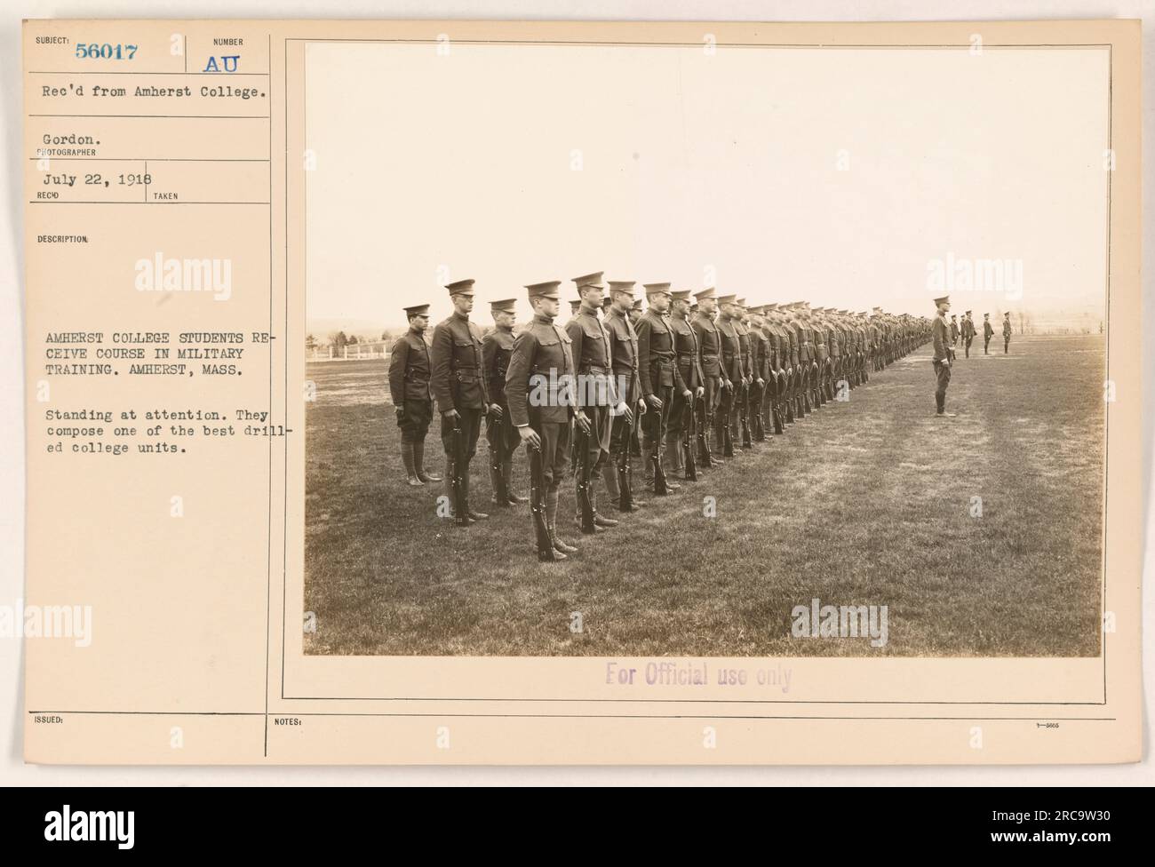 Les étudiants de l'Amherst College dans le Massachusetts suivent une formation militaire dans le cadre de leurs cours. Cette image les montre debout en formation, montrant leur unité disciplinée et bien entraînée. Prise le 22 juillet 1918, l'unité collégiale est saluée comme l'une des unités les mieux forées. Cette photographie fait partie de la collection reçue du Collège Amherst. Veuillez noter que cette légende est conçue pour être factuelle et manque de créativité. Banque D'Images