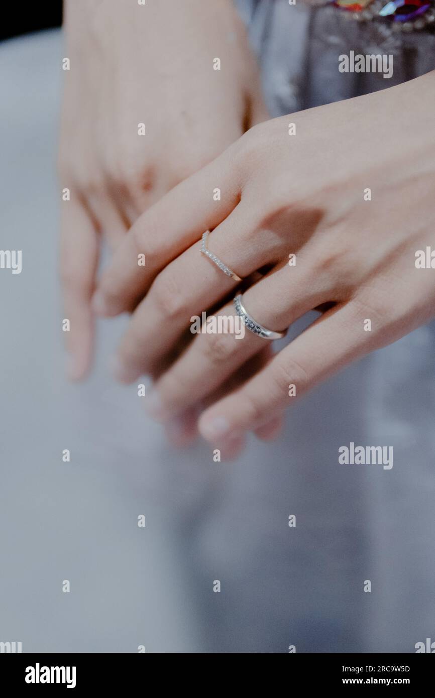 bague en argent attachée au doigt Banque D'Images