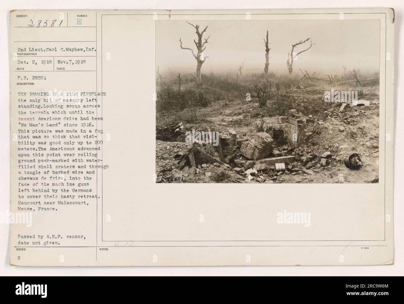 2e Lieut. Carl C. Mayhew, Inf., a pris cette photographie le 7 novembre 1918. L'image montre les restes d'une cheminée. Il a été pris au sud du terrain qui était auparavant «No Man's Land» depuis 1916. La photo a été prise dans un épais brouillard, avec une visibilité limitée de seulement 200 mètres. Les Américains avancent à travers des cratères d'obus remplis d'eau et des barbelés, face aux mitrailleuses laissées par les Allemands lors de leur retraite. L'emplacement est Haucourt près de Melancourt, Meuse, France. La photographie a été transmise par le censeur de l'A.E.F., date inconnue. Banque D'Images