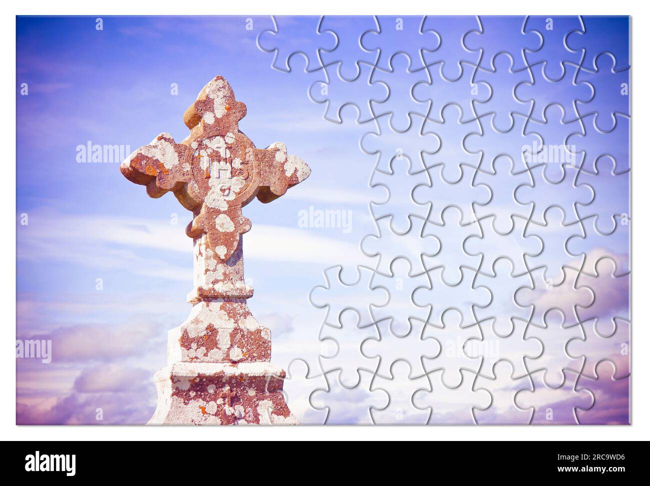 Patiemment construction de la foi - le celte sculpté pierre croix contre un fond de ciel - image de concept en forme de puzzle Banque D'Images
