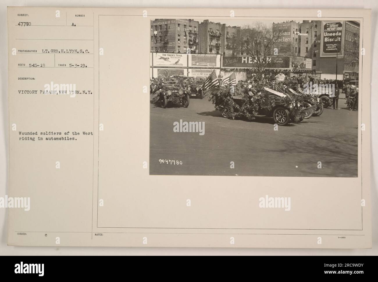 Des soldats blessés de l'Ouest montent dans des automobiles lors de la Victory Parade à New York, New York, New York La photographie, prise le 3 mai 1919 par le lieutenant Geo.H. Lyon, S.C., capture les soldats participant à la parade. Les souffrances et la bravoure du soldat sont mises en valeur dans ce moment de reconnaissance et de célébration. Banque D'Images