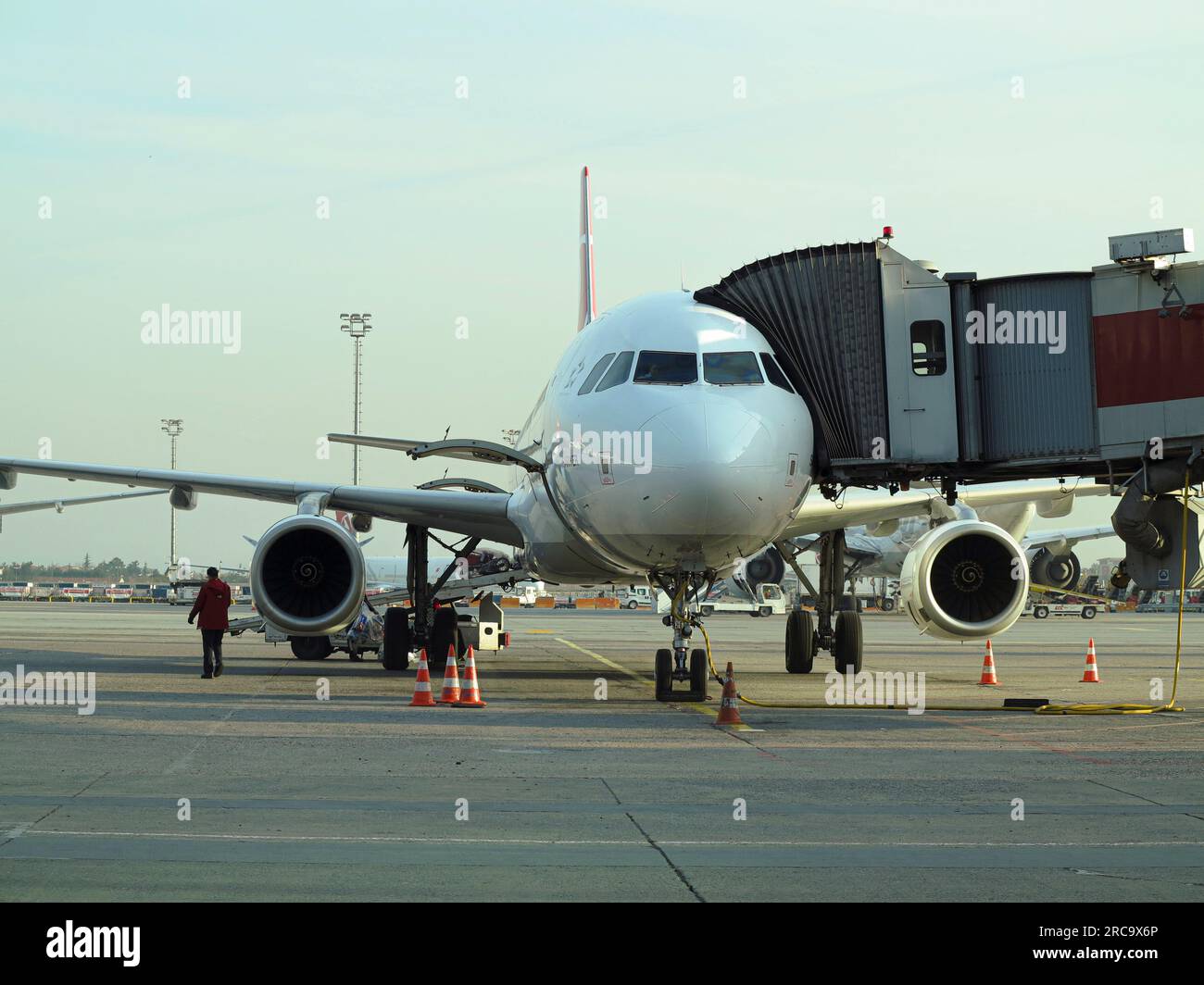 Istanbul, Turquie-mars 2017 : un avion Turkish Airlines est stationné au terminal de l'aéroport international d'Istanbul. Banque D'Images