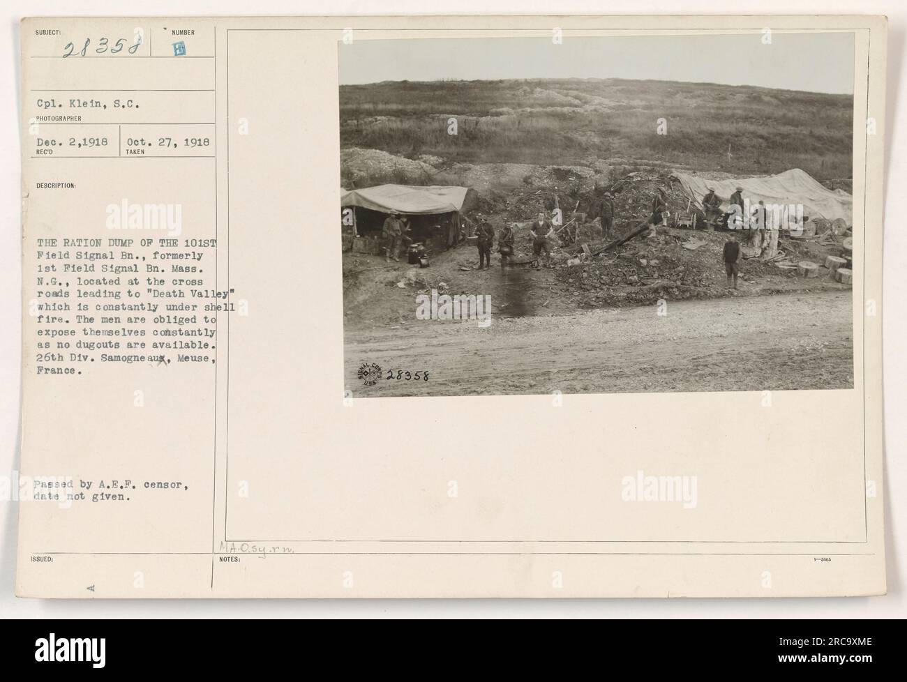 Soldats américains portant des bottes en caoutchouc à la décharge de rationnement du 101e Field signal Battalion en France. La décharge de rations est située près de la Vallée de la mort et est constamment sous le feu d'obus. Les hommes n'ont pas de pigeonniers pour la protection et sont obligés de s'exposer constamment. Prise le 27 octobre 1918. Banque D'Images