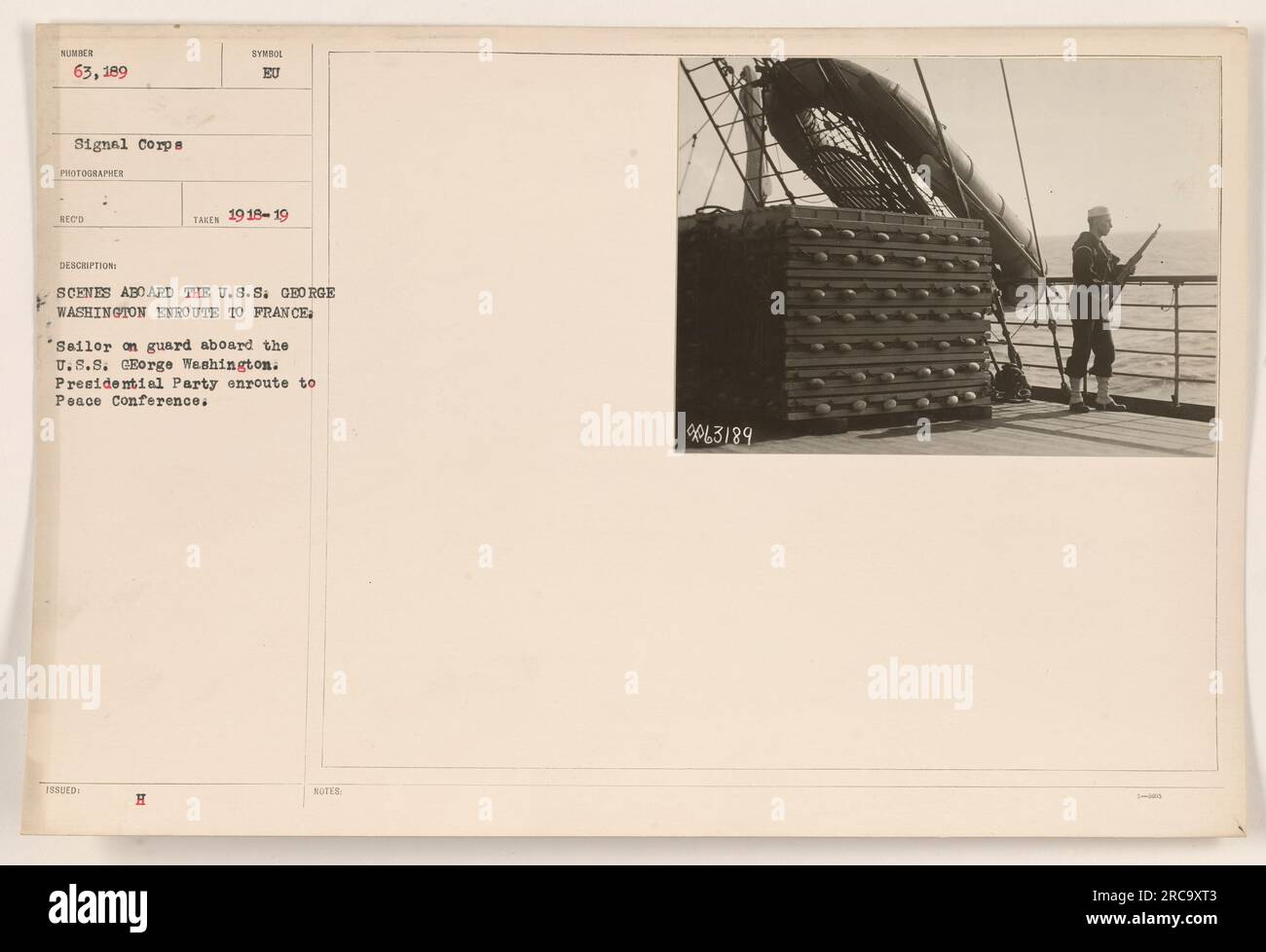 Marin monte la garde à bord de l'U.S.S. George Washington pendant la première Guerre mondiale. Le navire est en route pour la France avec le Parti présidentiel à bord, en direction de la Conférence de paix. Cette photographie a été prise en 1918-19 par le photographe signal corps. Banque D'Images