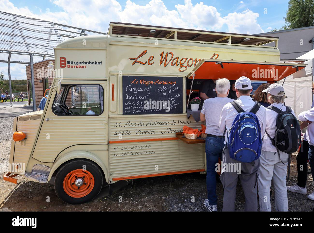 Castrop-Rauxel, Rhénanie-du-Nord-Westphalie, Allemagne - le camion de nourriture 'le Wagon - Restaurant' de l'entreprise d'emploi à but non lucratif 'Dorstener Arbeit' se trouve sur le site Banque D'Images