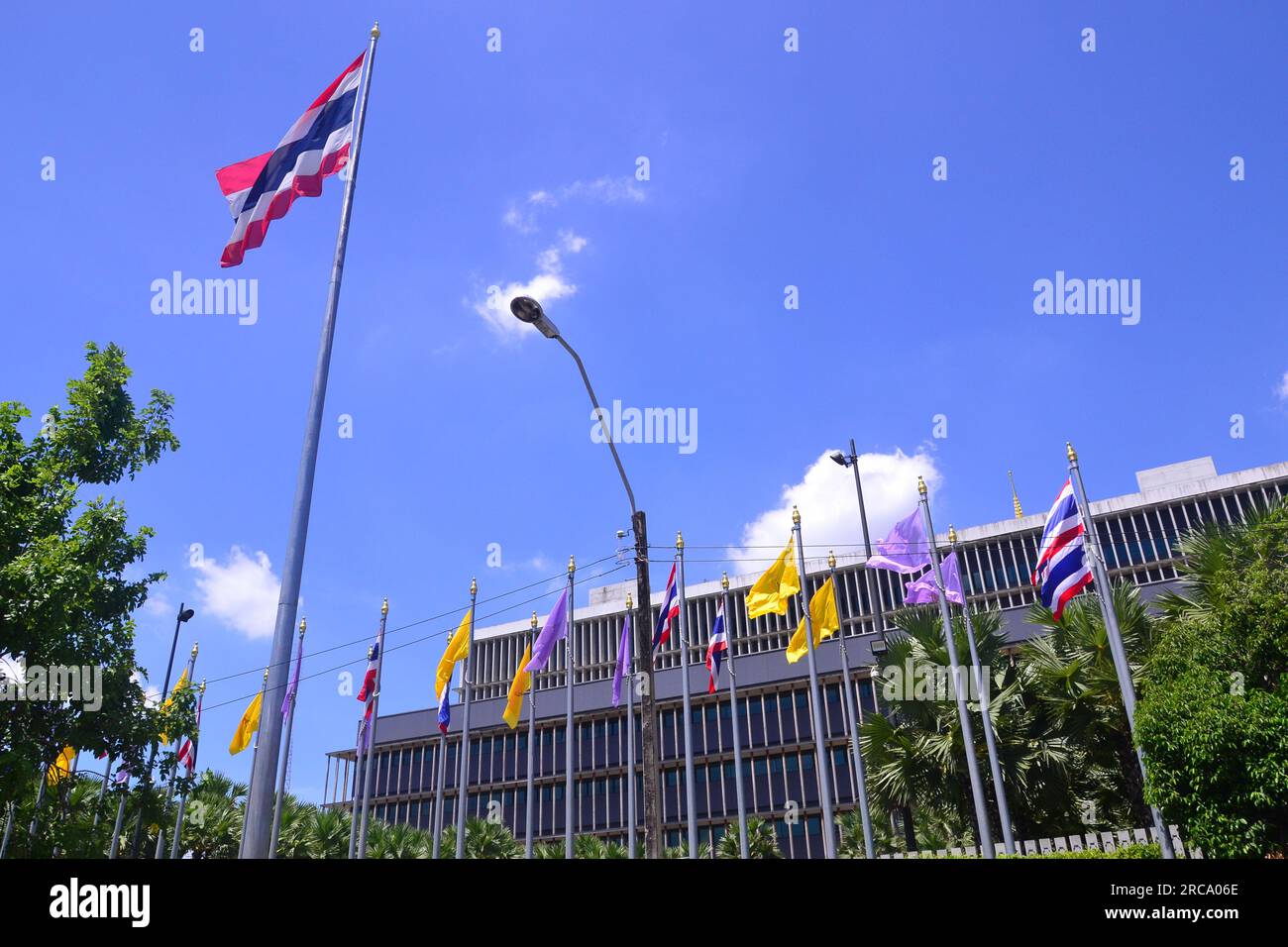 Bâtiment du Parlement, Bangkok. Plus tard dans la journée, une manifestation aura lieu à proximité. Le Parlement vote le 13 juillet pour décider si le leader du parti Move Forward, Pita Limjaroenrat, qui a remporté le plus grand nombre de sièges aux élections de mai, peut devenir le nouveau Premier ministre, mettant fin à 9 ans de règne de l'ancien chef de l'armée Prayuth Chan-ocha Banque D'Images