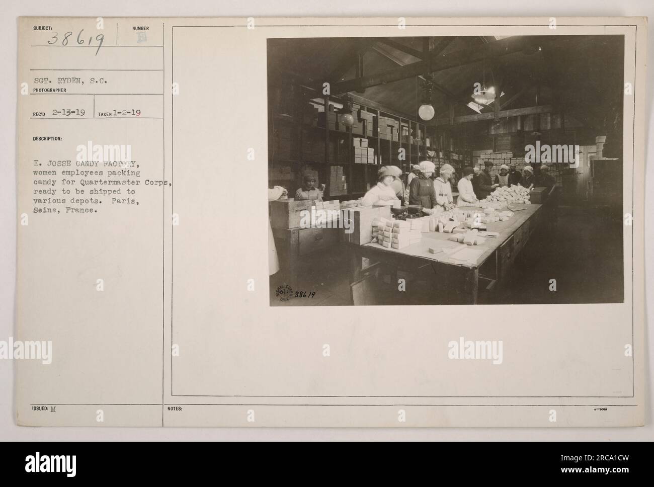 Des femmes employées à l'usine E. Josse Candy Factory à Paris, Seine, France, sont vues emballer des bonbons pour le corps de quartier-maître pendant la première Guerre mondiale. Les bonbons sont en cours de préparation pour être expédiés à divers dépôts. Cette photographie a été prise le 2 janvier 1919 par le sergent Ryden, C.S., et la description est le sujet no 38619. Banque D'Images